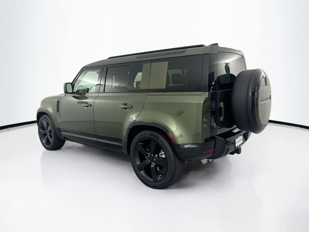 New 2026 Woolstone Green Land Rover X-Dynamic SE image 7