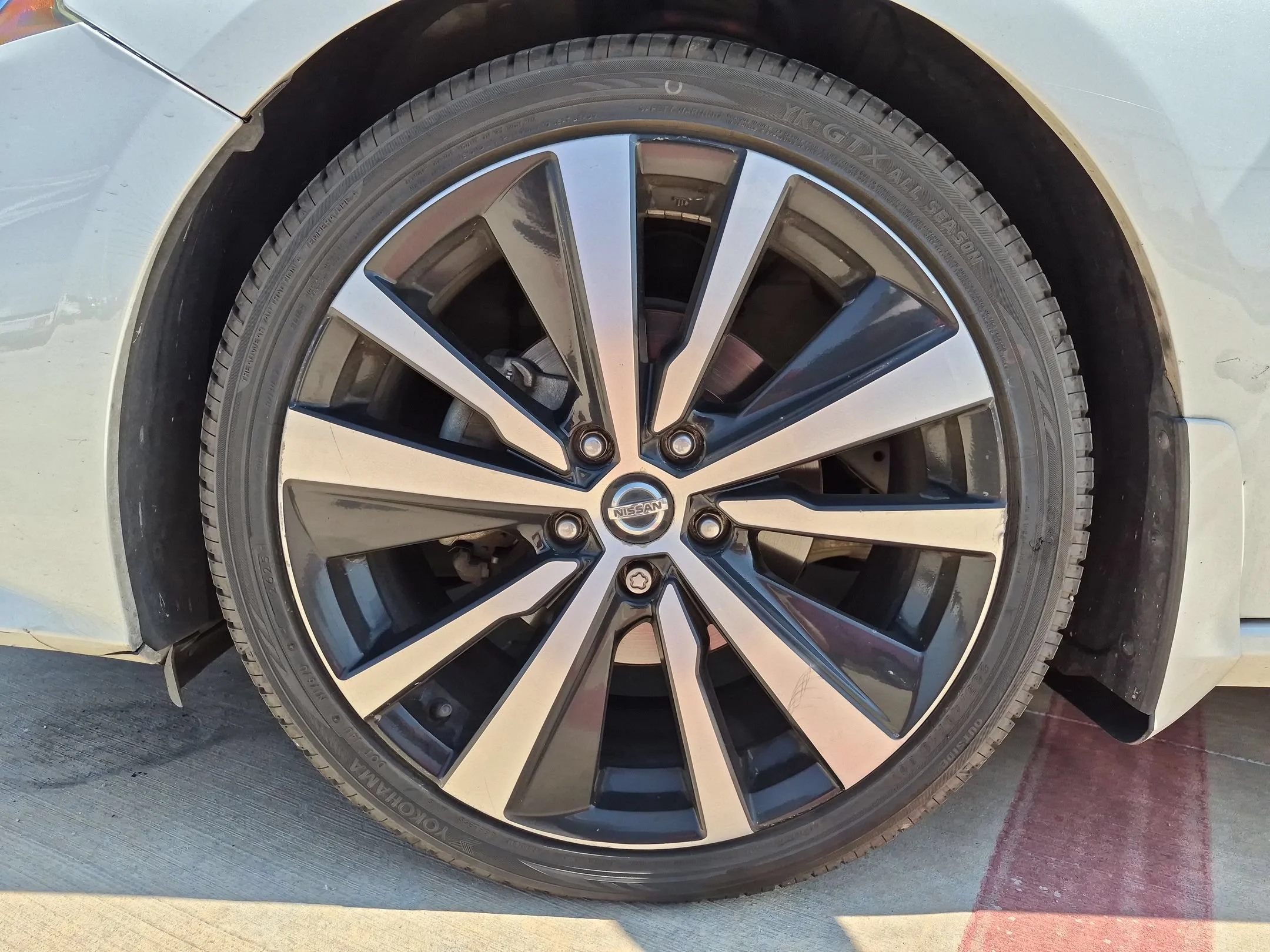 Used 2019 White Nissan 2.5 Platinum image 28