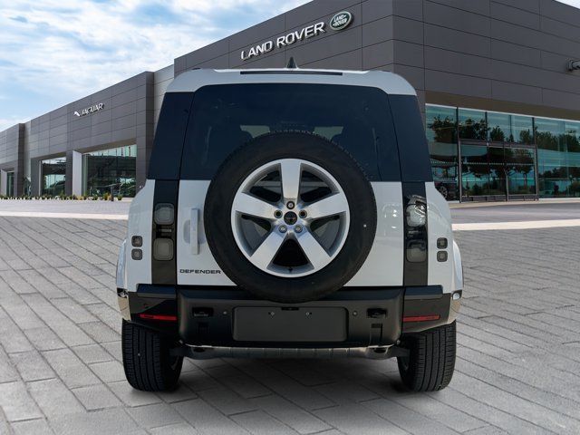New 2026 Fuji White Land Rover X-Dynamic SE image 4