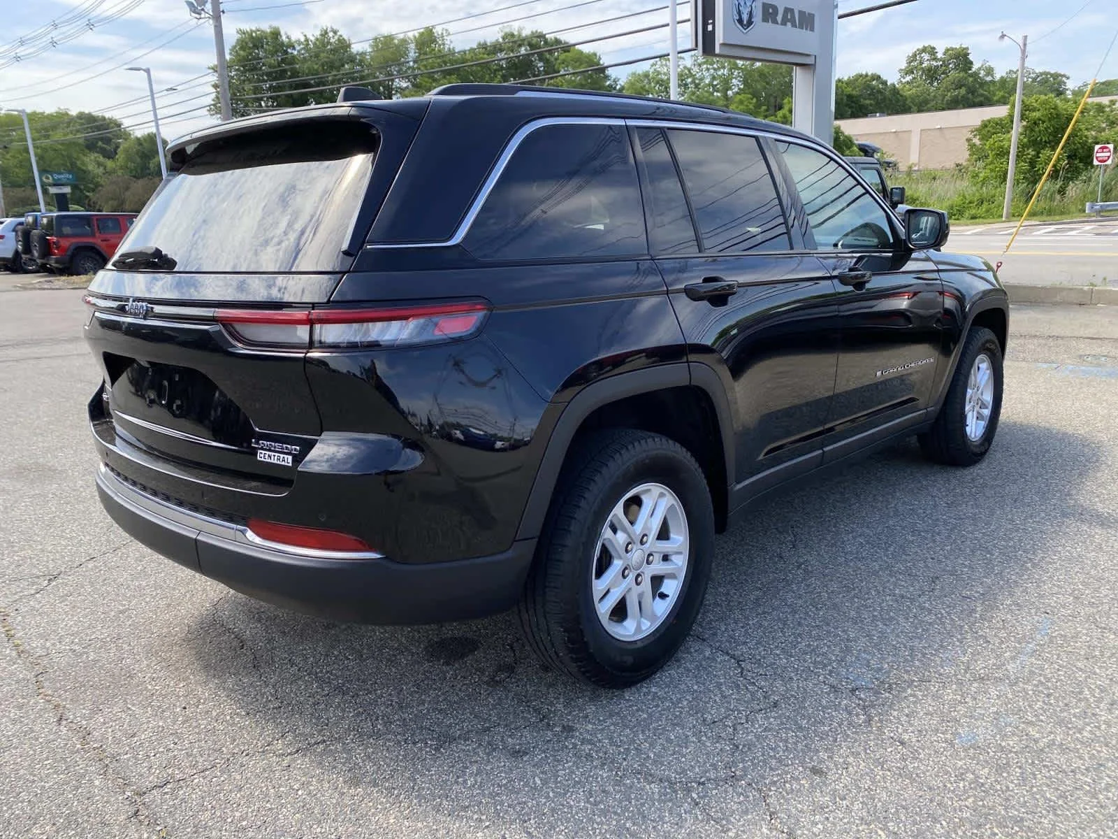 Certified Used 2023 Diamond Black Crystal Pearlcoat Jeep Laredo image 3