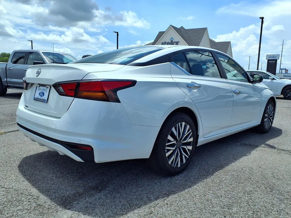 Used 2025 White Nissan 2.5 SV image 15
