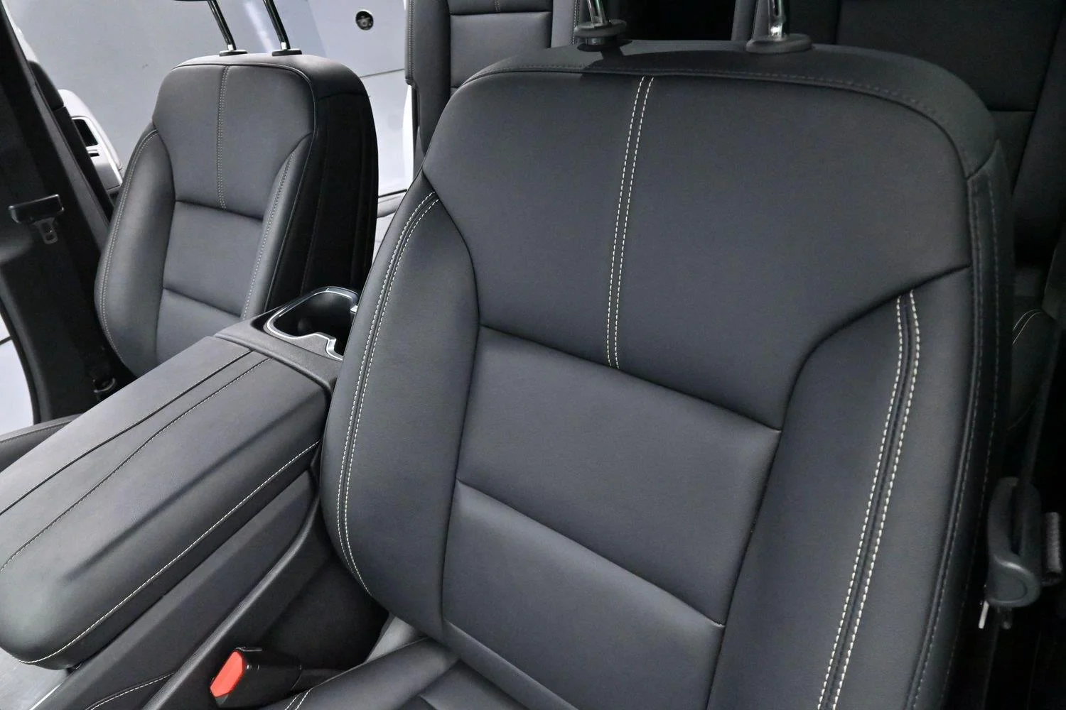 Used 2024 Summit White GMC FWD Elevation image 16