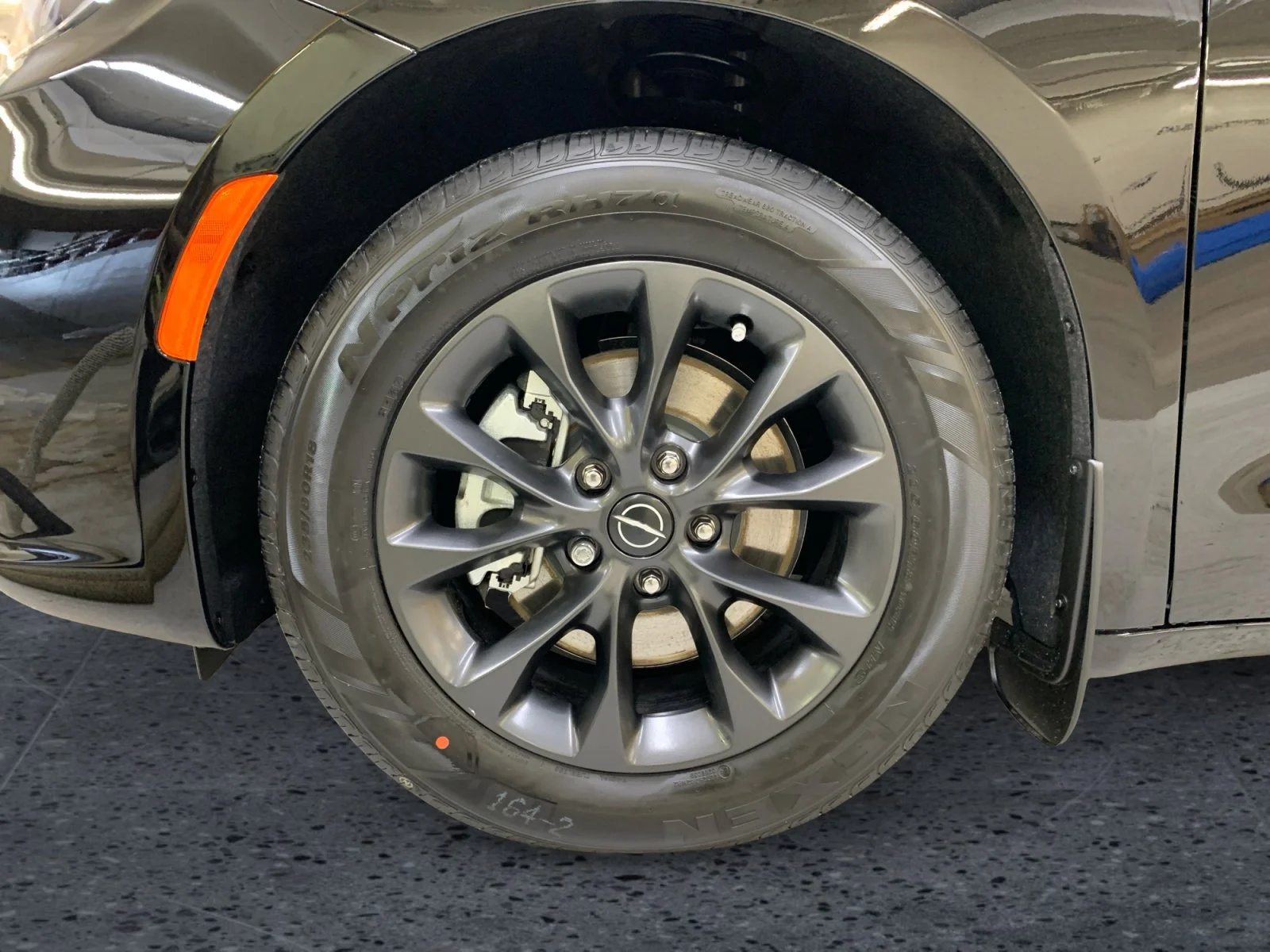 New 2026 Diamond Blk Crystal Pearl Chrysler Select image 9