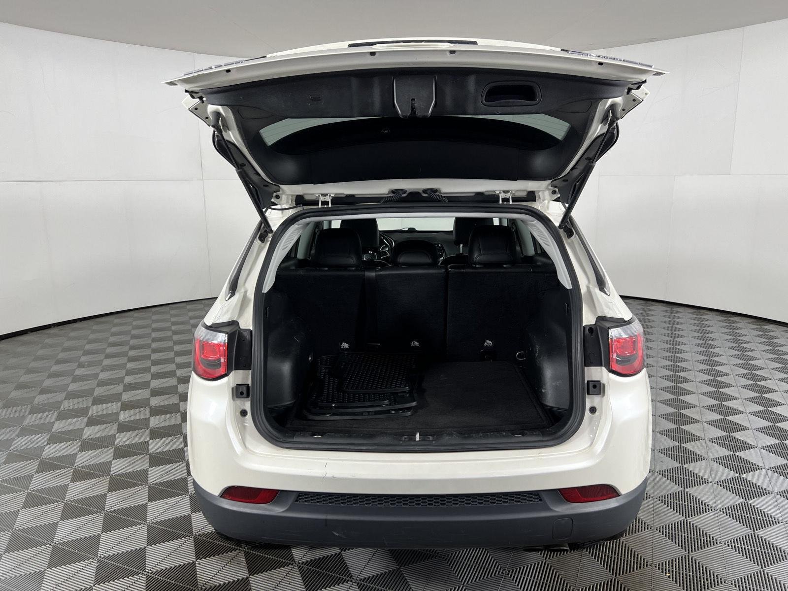 Used 2019 Pearl White Tri-Coat Jeep Limited image 9