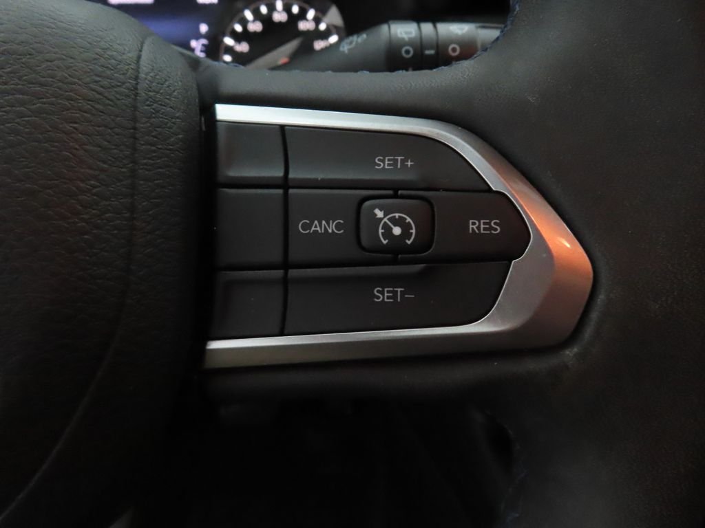 Used 2022 Red Jeep Latitude image 12