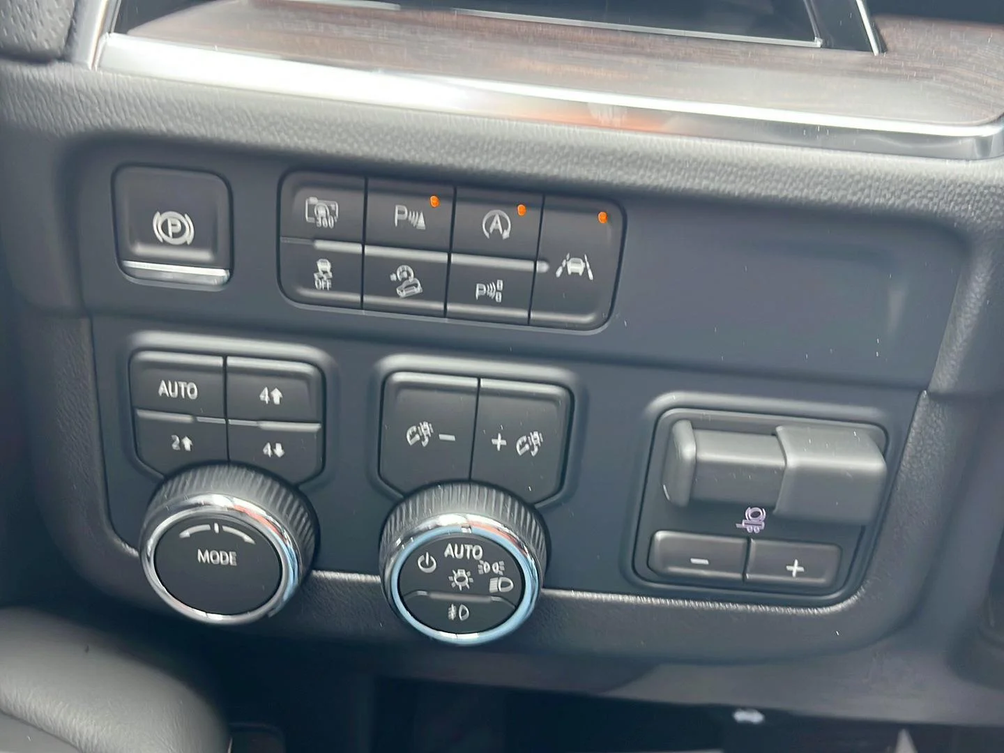 2026 Chevrolet Suburban Premier - Photo 14