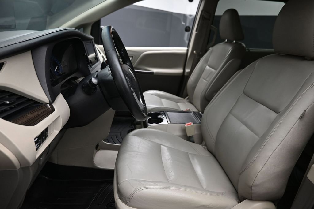 Used 2016  Toyota XLE Premium image 17