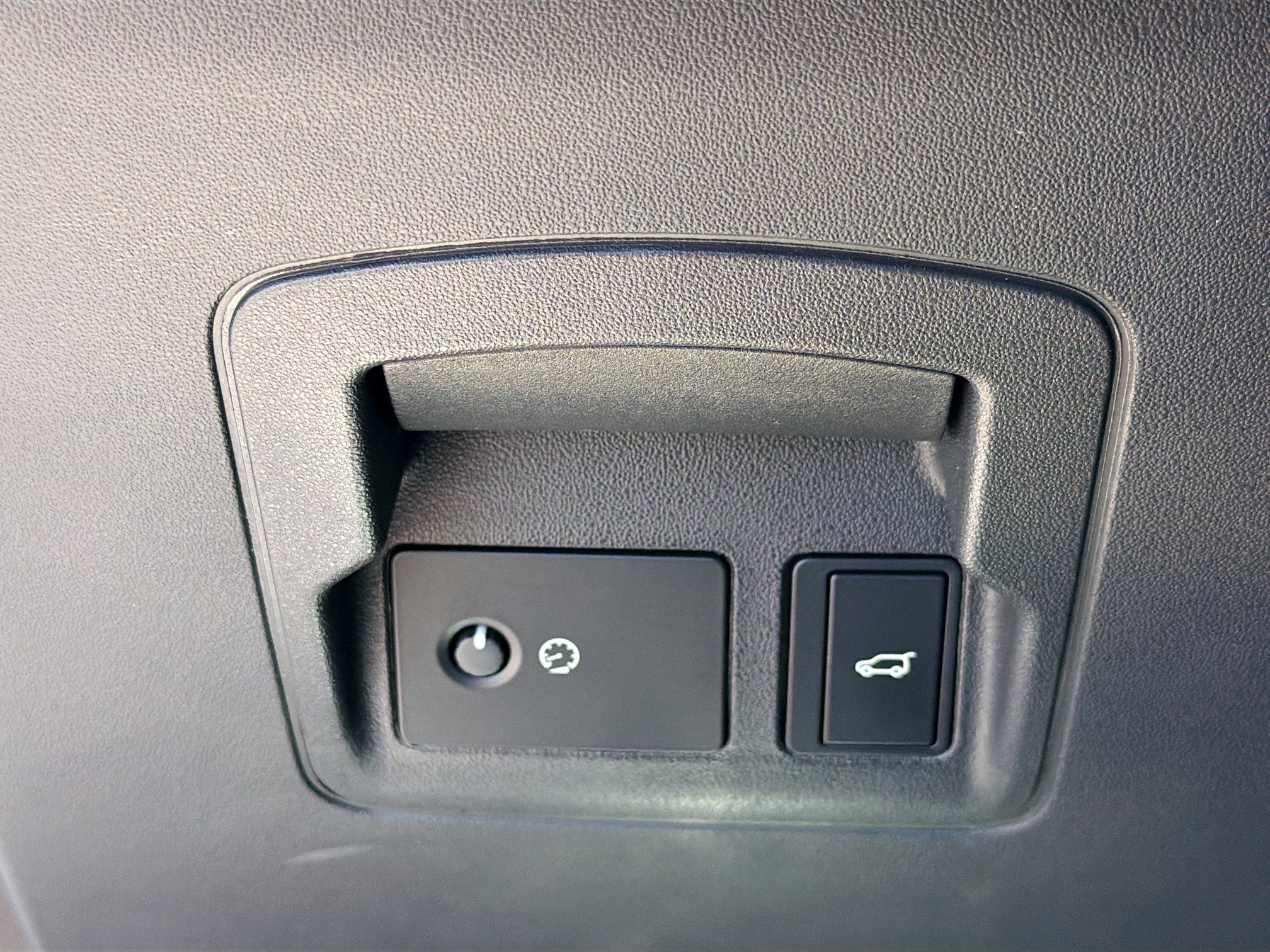 Certified Used 2024 Fuji White Land Rover Dynamic SE image 33