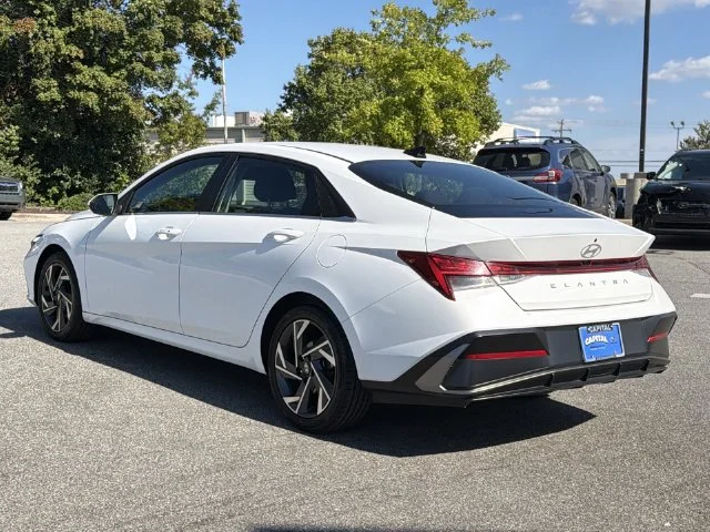 Used 2025 White Hyundai SEL Convenience image 11