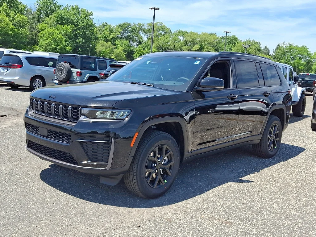 New 2026 Diamond Black Crystal Pearl-Coat Exterior Paint Jeep Altitude image 4