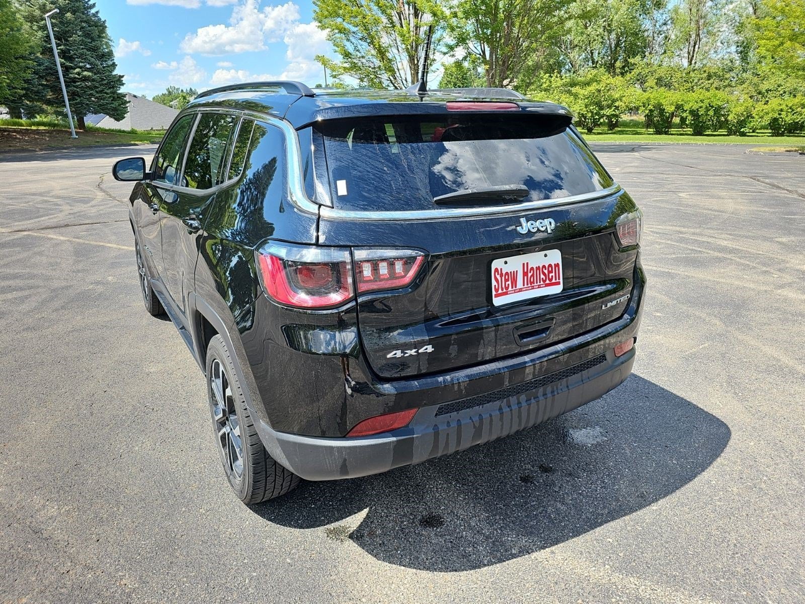 Used 2022 Diamond Black Crystal Pearlcoat Jeep Limited image 3