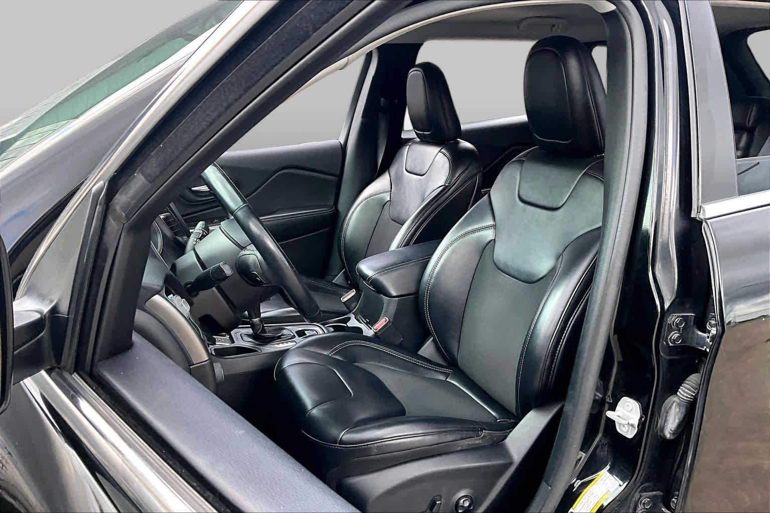 Used 2019 Diamond Black Crystal Pearlcoat Jeep Latitude Plus image 8