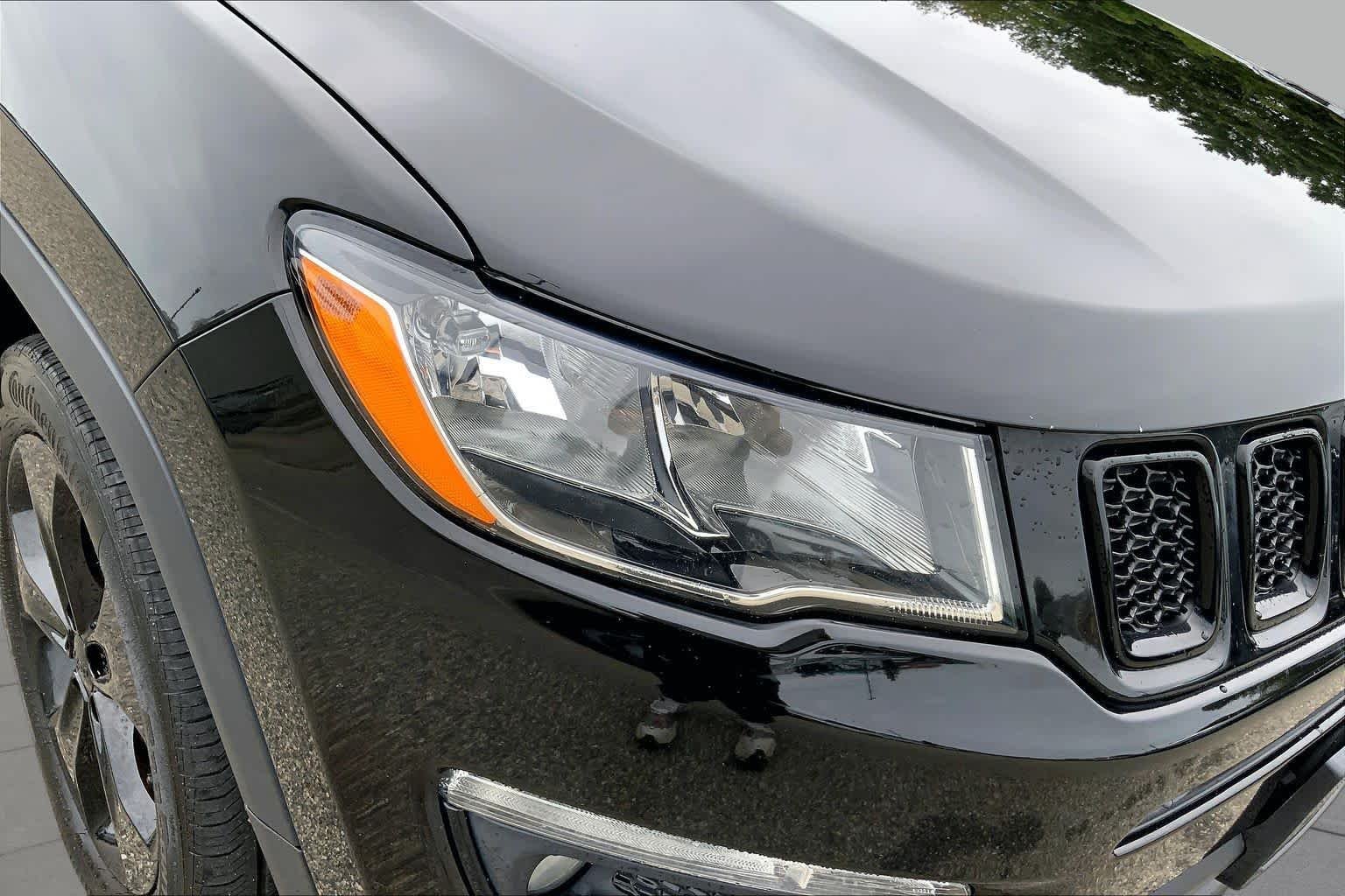 Used 2018 Diamond Black Crystal Pearlcoat Jeep Altitude image 27