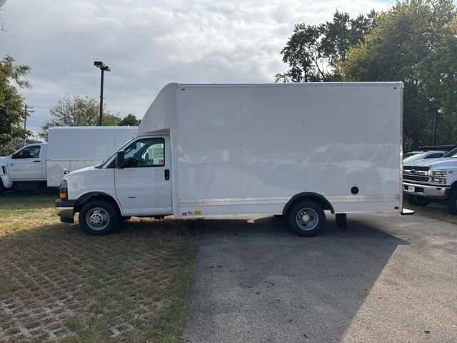 New 2025 Summit White Chevrolet 1WT image 2