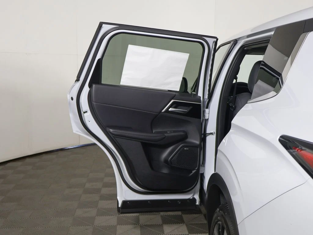 New 2026 White Mitsubishi SE image 23