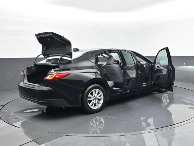 Used 2025  Toyota LE image 28