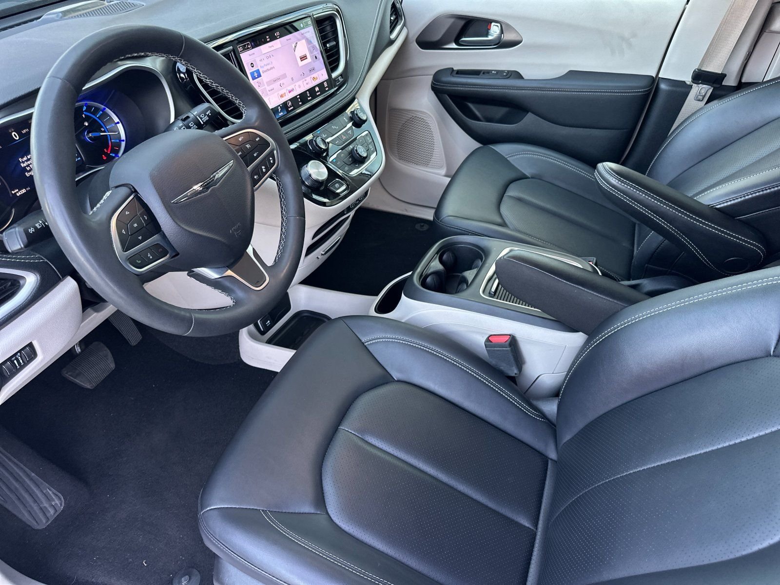 Used 2024 Silver Mist Clearcoat Chrysler Select image 9