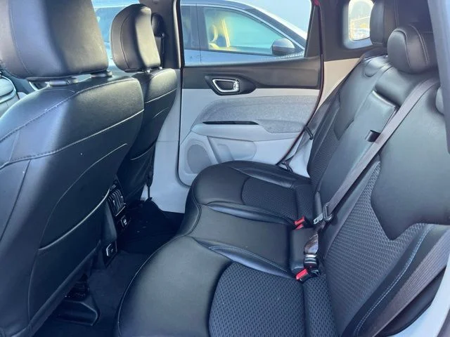 Used 2024  Jeep Latitude image 12