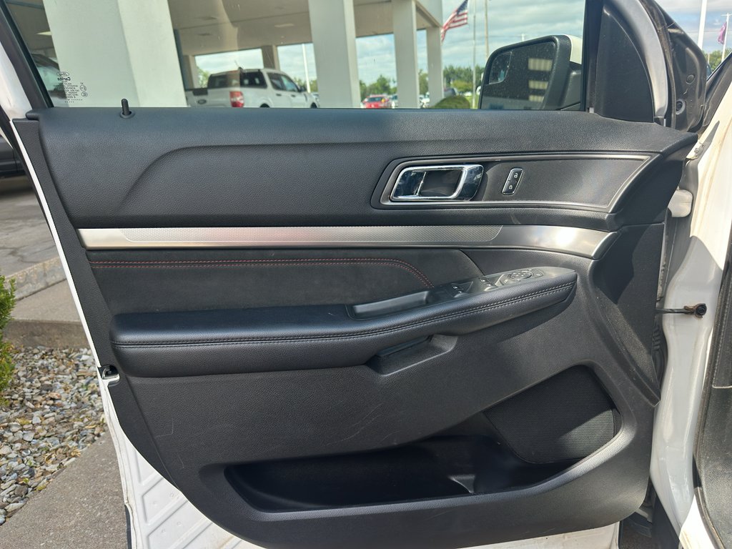 Used 2018 White Platinum Metallic Tri-Coat Ford XLT image 14