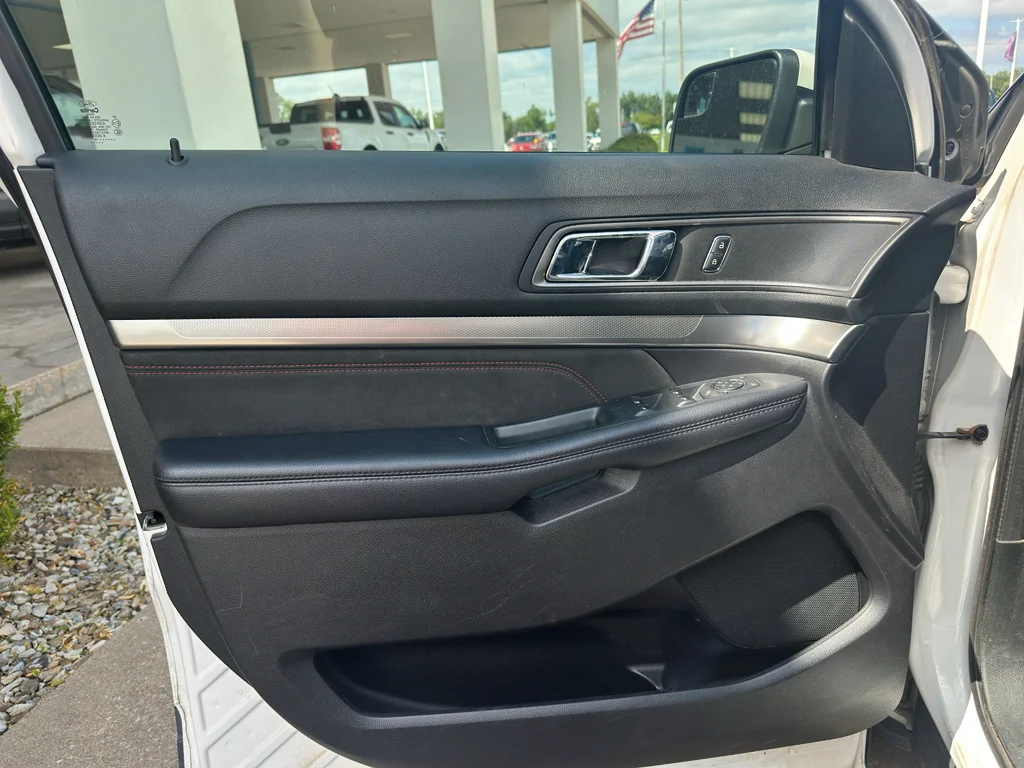 Used 2018 White Platinum Metallic Tri-Coat Ford XLT image 14