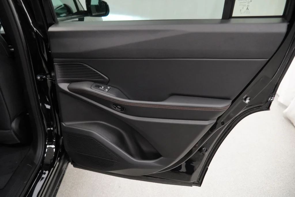 New 2026 Diamond Black Crystal Pearl-Coat Exterior Paint Jeep Limited image 31