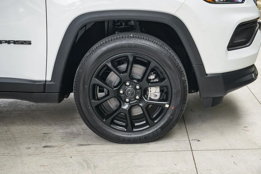 New 2026 Bright White Clear-Coat Exterior Paint Jeep Latitude image 11