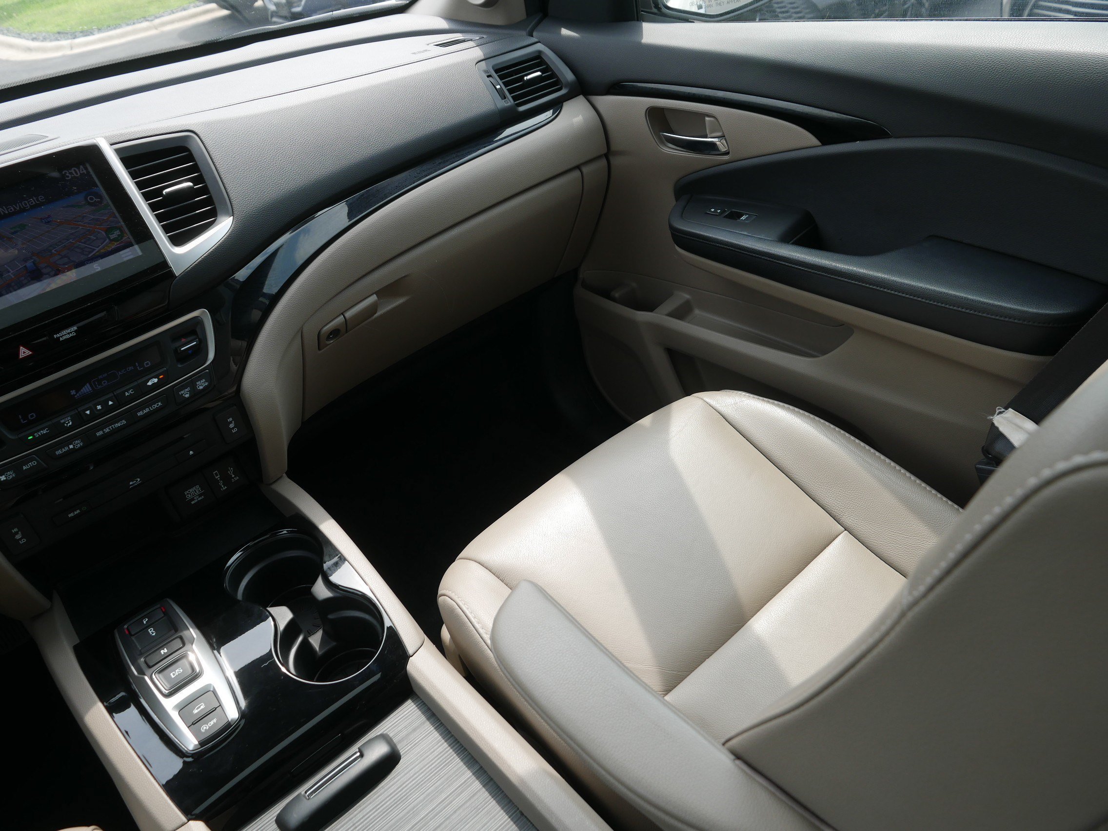Used 2017 White Diamond Pearl Honda Touring image 11