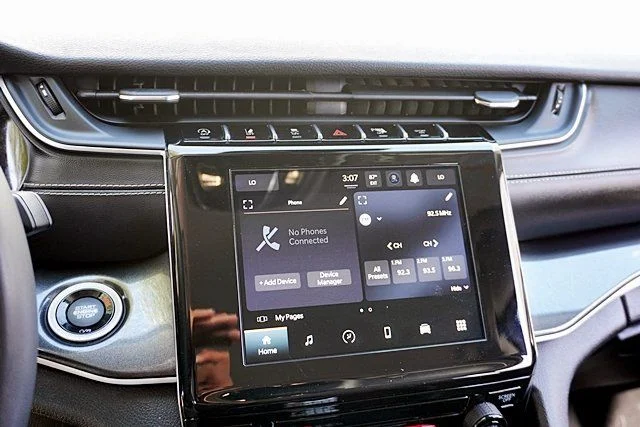 Used 2023 White Jeep Laredo image 24