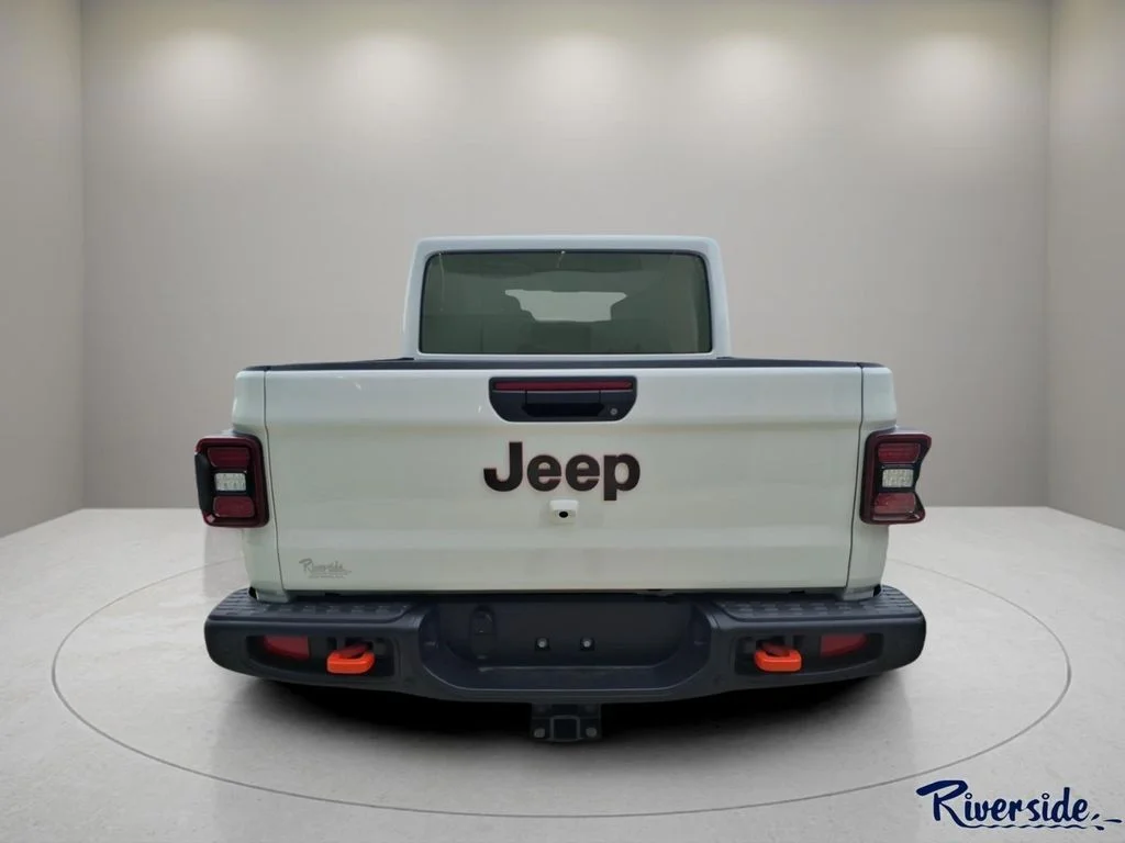 New 2026 Bright White Clear-Coat Exterior Paint Jeep Mojave X image 2