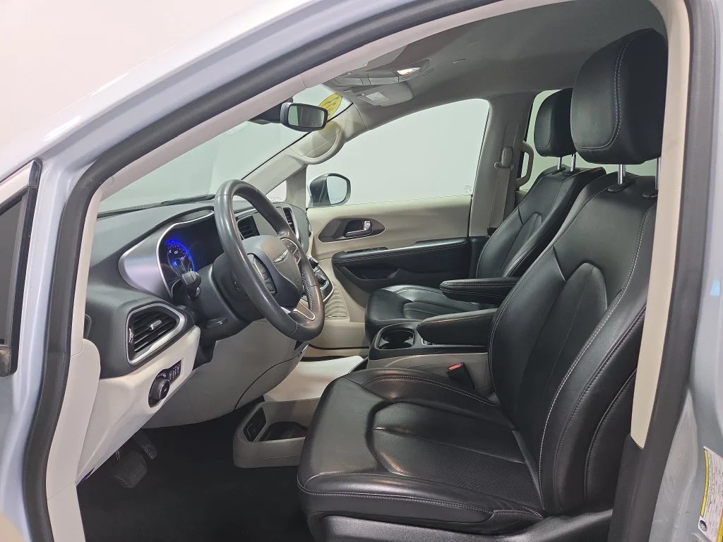 Used 2023 Silver Chrysler Touring L image 2