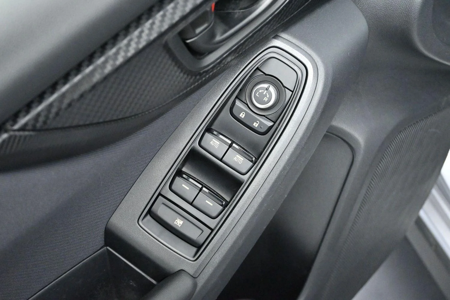 Used 2020 Ice Silver Metallic Subaru Premium image 10