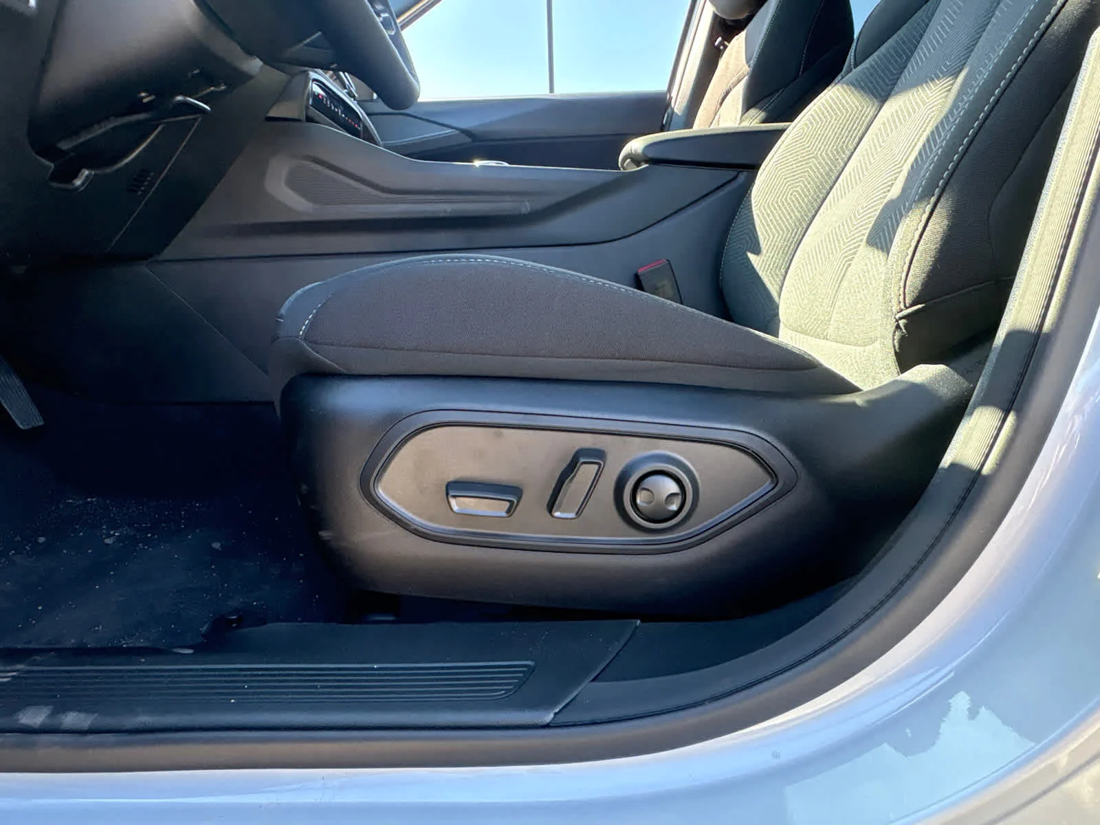 New 2026 Silver Zynith Clearcoat Jeep Laredo image 19
