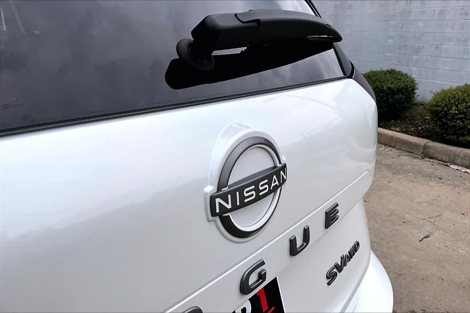 Used 2024 Everest White Pearl Nissan SV image 31
