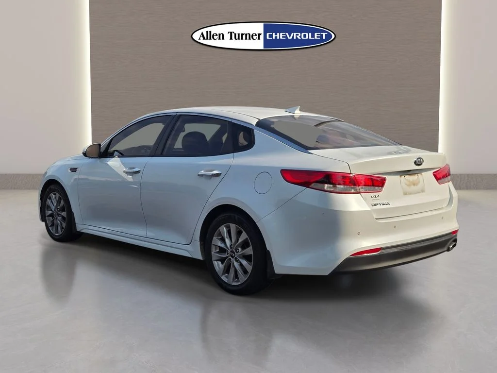 Used 2018 White Kia LX image 8