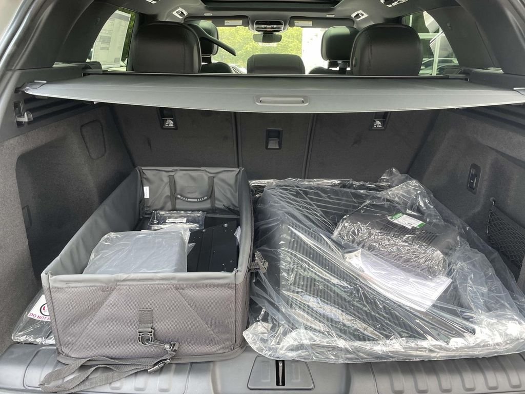 New 2026 Borasco Grey Land Rover SE image 17