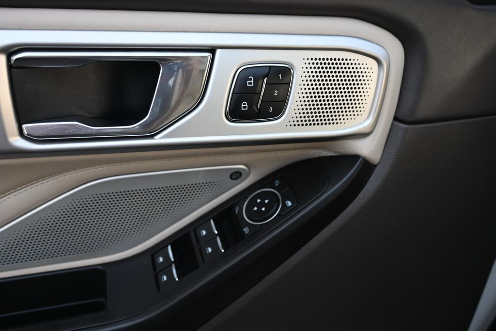 Used 2020 White Metallic Ford Platinum image 23
