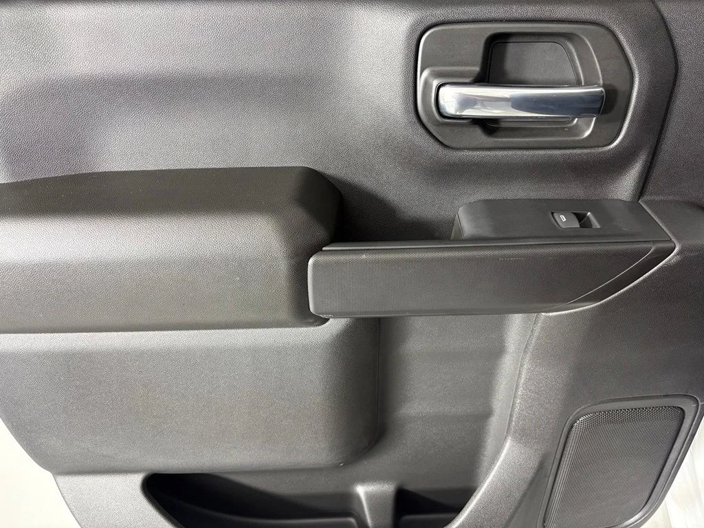 Used 2025 White Chevrolet Custom image 40