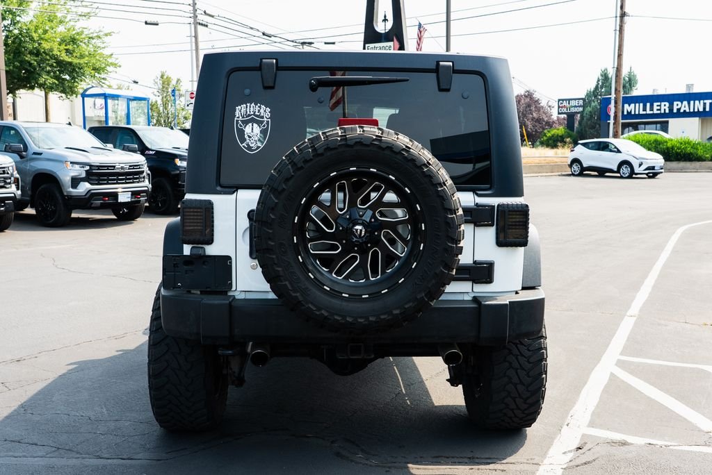 Used 2016 Bright White Clearcoat Jeep Unlimited Rubicon image 4