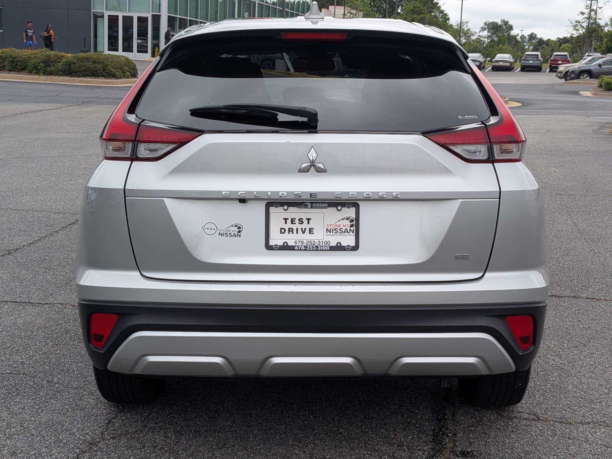 Used 2025 Silver Mitsubishi SE image 4