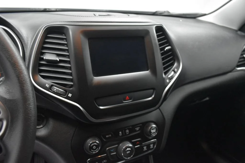 Used 2019 Black Jeep Latitude image 10