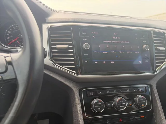 Used 2018  Volkswagen SEL image 26
