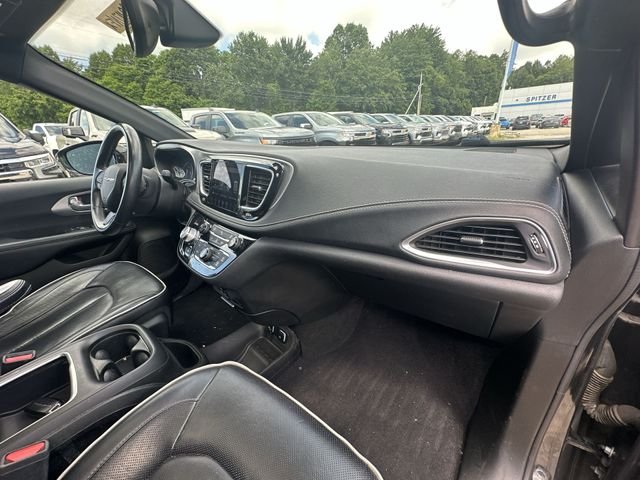 Used 2018 Black Chrysler Limited image 32