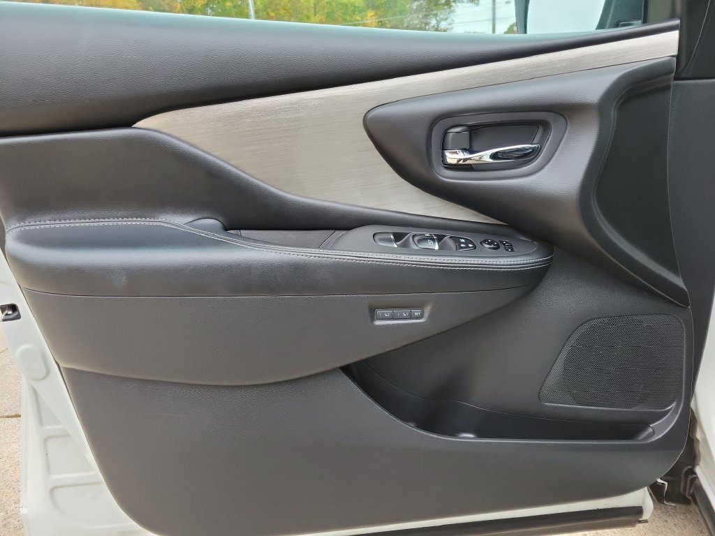 Used 2016 White Nissan S image 17
