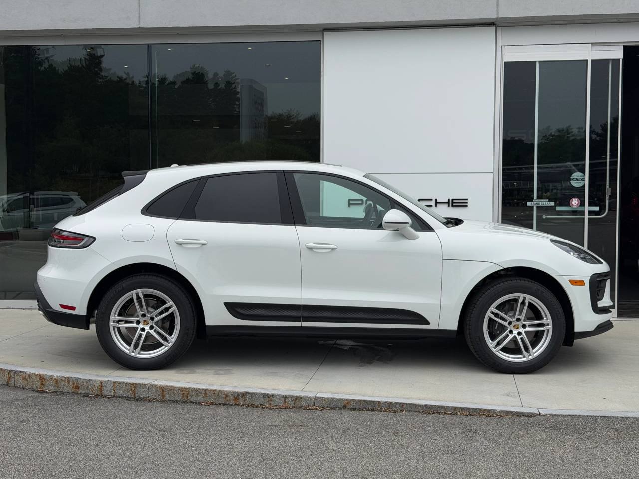 2026 Porsche Macan T - Photo 10