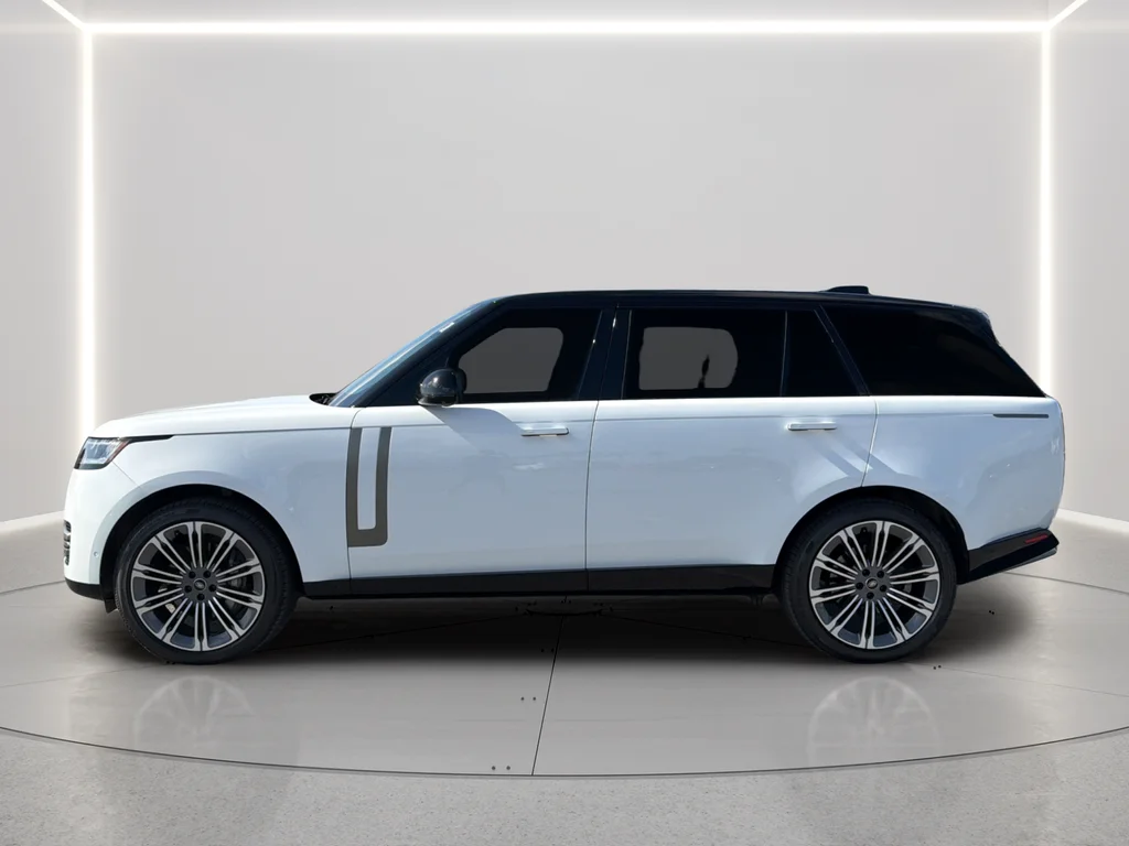 Used 2025 White Land Rover SE image 13