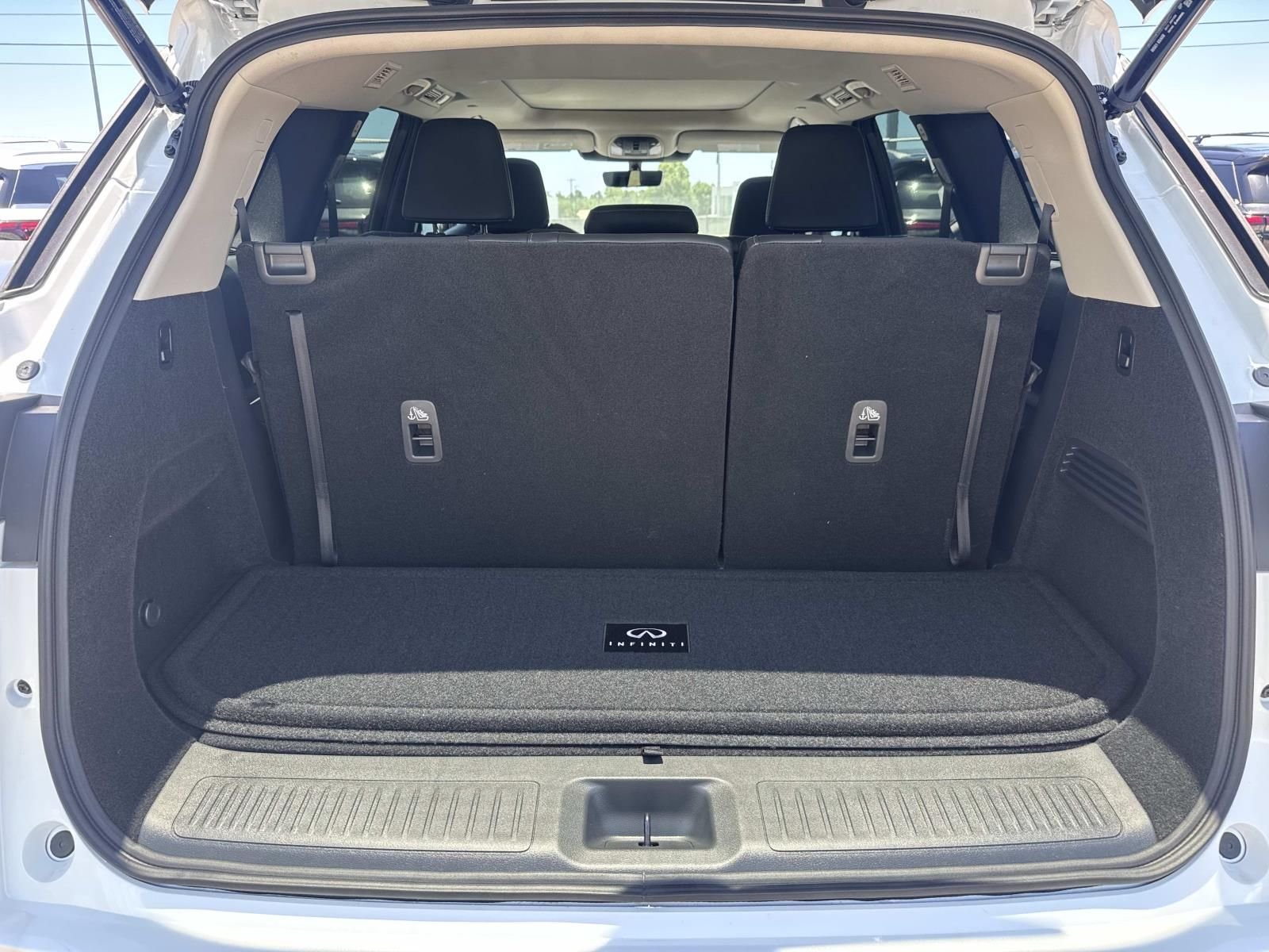 New 2027 RADIANT WHITE INFINITI Luxe FWD image 7
