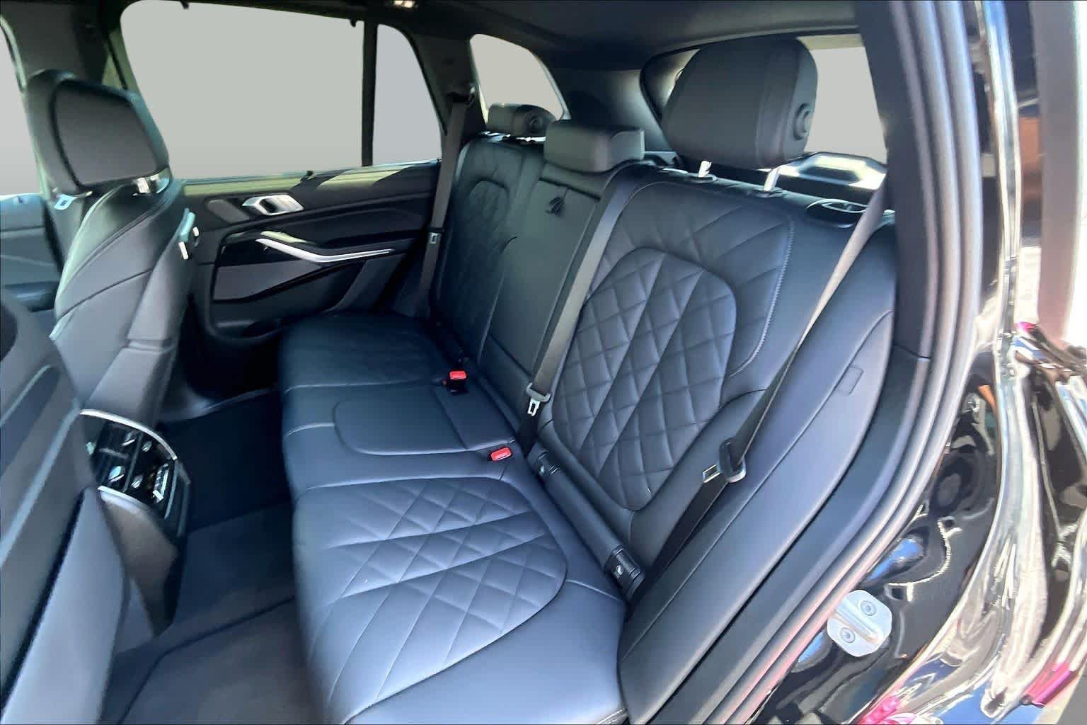 Used 2026 Black Sapphire Metallic BMW M60i image 21