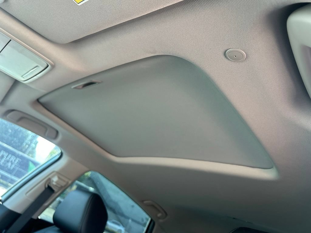 Used 2024 Solar Silver Metallic Honda Touring image 21