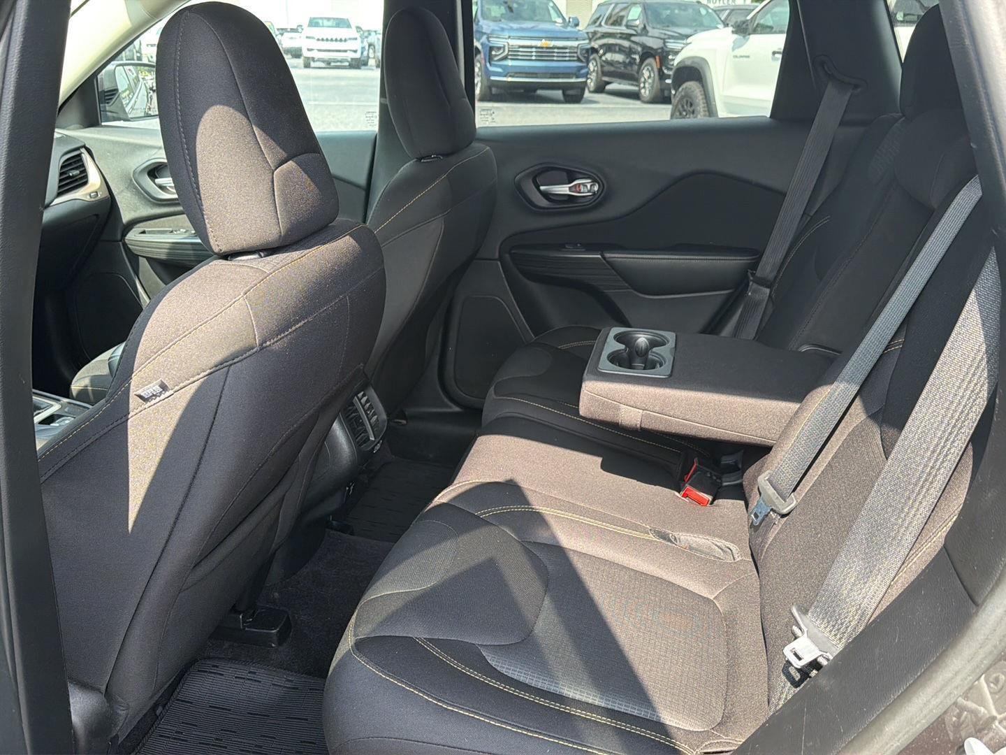 Used 2016 Granite Crystal Metallic Clearcoat Jeep Latitude image 11