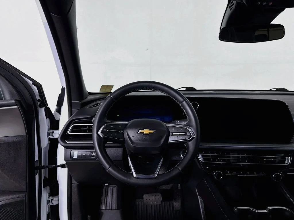 Used 2025 Summit White Chevrolet LT image 20
